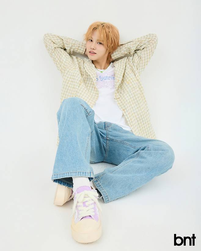 박주원 후드셔츠는 노티카, 티셔츠와 팬츠는 헬로선라이즈, 슈즈는 마르쉐 스튜디오, 네크리스는 스타일리스트 소장품.