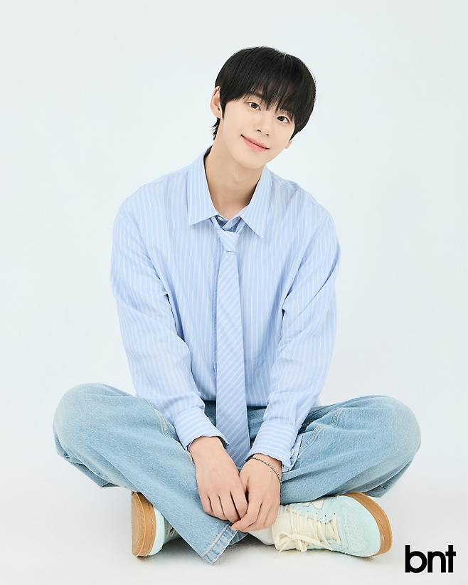 서정우 셔츠와 타이, 팬츠는 코스, 슈즈는 뉴발란스, 브레이슬릿은 스타일리스트 소장품.