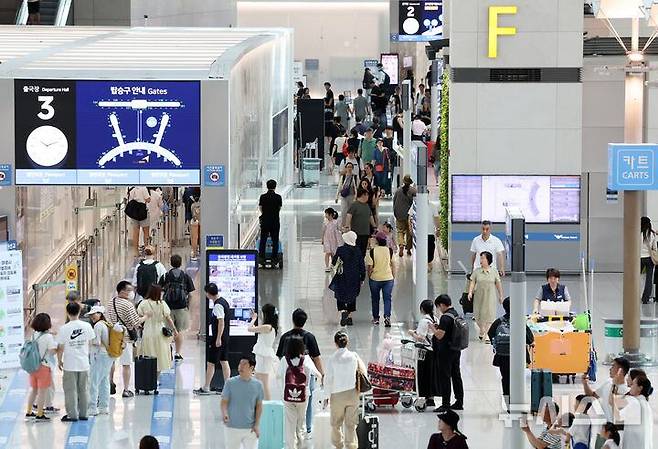 북적이는 인천국제공항 출국장. /뉴시스