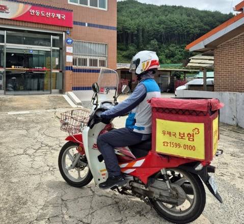 의식을 잃고 쓰러진 독거 남성을 구한 김재현 집배원. /안동시