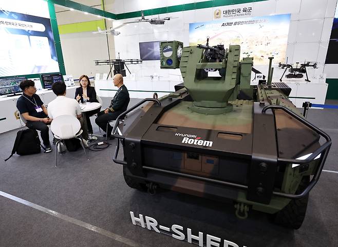 7월 9일 서울 강남구 코엑스에서 열린 '2025 무인이동체산업엑스포'(UWC 2025) 육군 부스에 무인전투차량이 전시돼 있다. /뉴스1