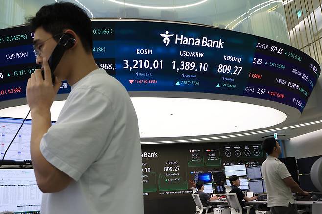 8일 오후 서울 중구 하나은행 본점 딜링룸 전광판에 증시가 표시되고 있다. /뉴스1