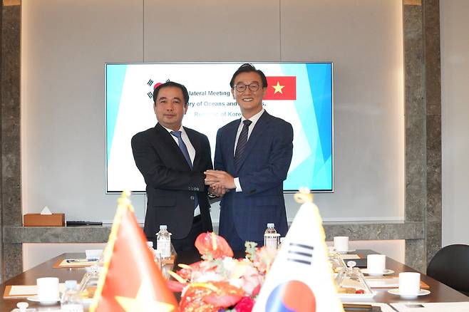 왼쪽부터 쩐 득 탕(Tran Duc Thang) 베트남 농업환경부 장관, 전재수 해양수산부 장관./해양수산부 제공