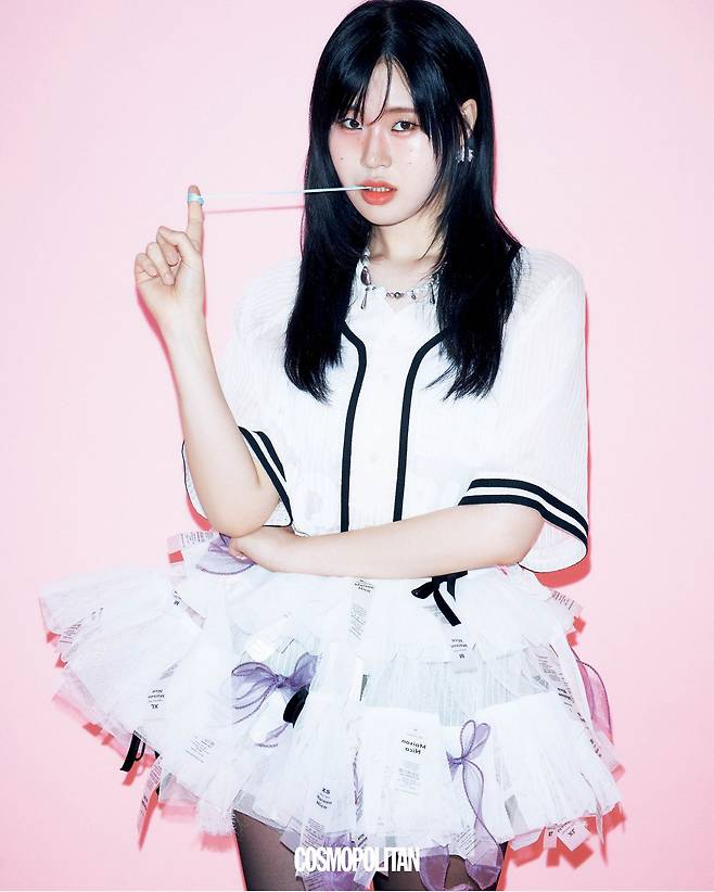 톱 Ames. 미니스커트 Maison Nica. 귀고리 P:Reinsein. 목걸이 Hei. 스타킹 스타일리스트 소장품.