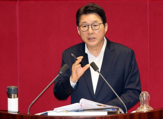 국민의힘 신동욱 의원이 4일 국회 본회의에서 방송3법 (방송법·방송문화진흥회법·한국교육방송공사법 개정안)에 관한 무제한 토론을 하고 있다. 연합뉴스