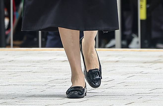 윤석열 전 대통령 부인 김건희 여사가 6일 서울 종로구에 마련된 김건희 특검팀(특별검사 민중기) 사무실로 조사를 받기 위해 출석했다. 사진은 김여사가 착용한 구두와 가방. 2025.8.6 뉴스1