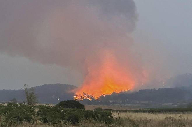 6일(현지 시간) 프랑스 남부 오드주 코르비에르 인근에서 발생한 올여름 최대의 산불로 불길이 치솟고 있다. 지난 5일 시작된 이 산불은 고온·강풍으로 확산하면서 지금까지 1명이 숨지고 9명이 부상한 것으로 전해졌다. 2025.08.07.[코르비에르=AP/뉴시스]
