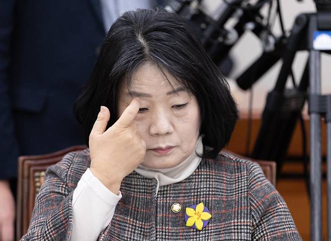 윤미향 무소속 의원이 2023년 2월 20일 서울 여의도 국회에서 열린 농림축산식품해양수산위원회 전체회의에서 잠시 생각에 잠겨 있다. 2023.2.20/뉴스1