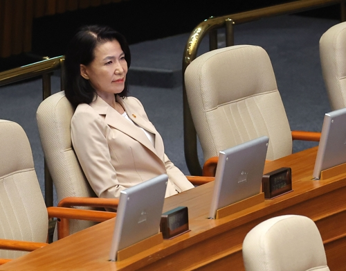 지난 5일 국회 본회의에서 더불어민주당 노종면 의원이 방송법 일부개정법률안 관련 무제한 토론(필리버스터)을 이어가는 가운데 이진숙 방송통신위원장이 발언을 듣고 있다. [연합뉴스]