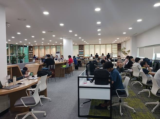 7일 경기도 파주시 동패동 교하도서관 2층 ‘라운지 네모(ㅁ)’에서 이용자들이 책을 읽거나 컴퓨터를 이용하고 있다. 이준희 기자