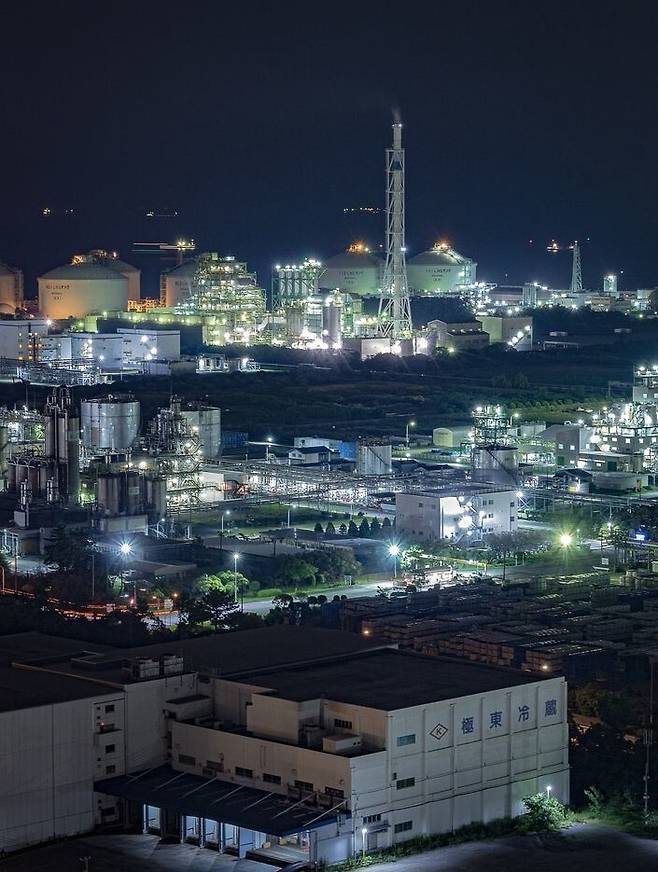 2025년 7월14일 전남 여수 국가산업단지의 야경. 공장들의 불빛은 화려하지만, 언제까지고 꺼지지 않을 수 있을까. 김진수 선임기자 jsk@hani.co.kr