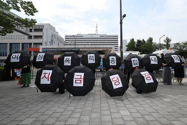한국여성의전화 등 여성 대상 폭력에 엄중 대응을 촉구하는 시민사회 활동가들이 2025년 7월31일 서울 용산구 대통령실 앞에서 기자회견을 열어 여성폭력 종합대책 마련을 촉구하는 행위극을 하고 있다. 한겨레 김영원 기자 forever@hani.co.kr