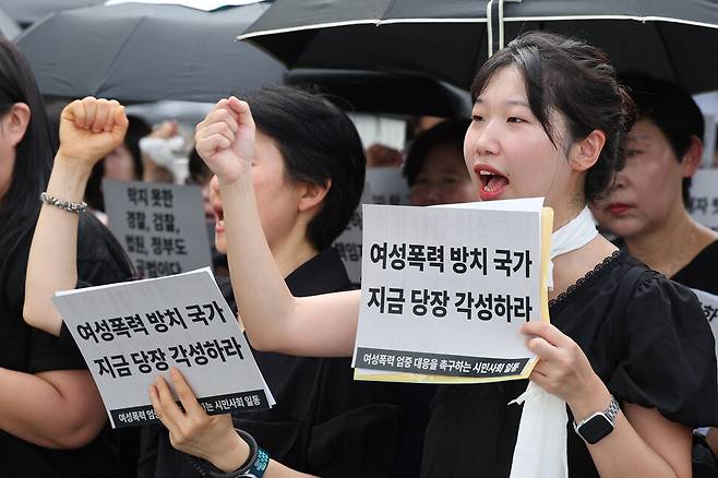 한국여성의전화 등 여성 대상 폭력에 엄중 대응을 촉구하는 시민사회 활동가들이 2025년 7월31일 서울 용산구 대통령실 앞에서 기자회견을 열어 여성폭력 종합대책을 마련하라고 촉구하며 구호를 외치고 있다. 한겨레 김영원 기자 forever@hani.co.kr