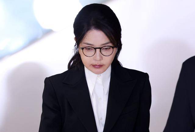 김건희 여사가 6일 서울 종로구 민중기 특별검사팀 사무실에서 피의자 신분으로 조사를 마친 뒤 밖으로 나서고 있다. 뉴시스