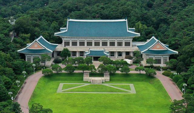 청와대 일반 관람 임시 중단을 하루 앞둔 지난달 31일 서울 종로구 청와대 모습이 보이고 있다. 청와대는 이재명 대통령의 집무실 복귀를 앞두고 보안 및 안전 점검을 위해 1일부터 일반인 관람이 임시 중단된다. 뉴시스