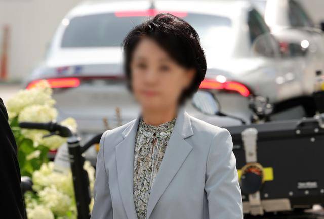 통일교 한학자 총재의 비서실장 정모씨가 8일 오전 서울 종로구 민중기 특별검사팀 사무실로 출석하고 있다. 뉴시스