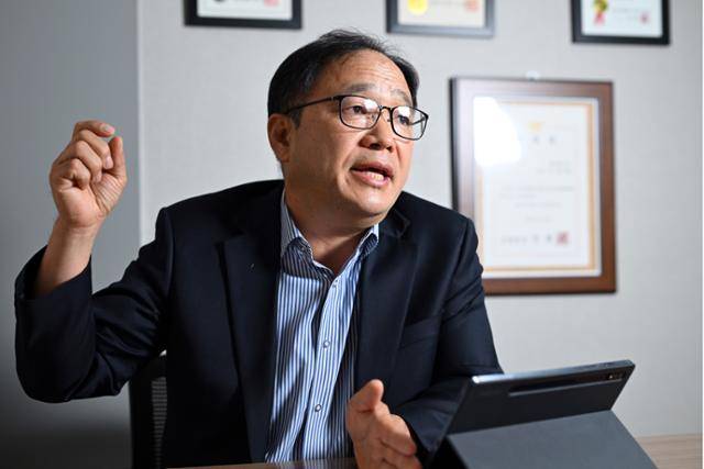 지난달 30일 서울 서초동 법무법인 도시 사무실에서 김대일 변호사가 윤석열 전 대통령에 대한 위자료 청구 소송 과정과 결과에 대해 설명하고 있다. 박시몬 기자