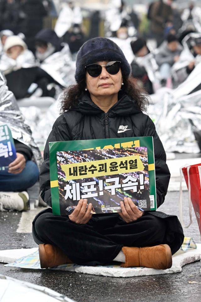 지난 1월 6일 서울 한남동 대통령 관저 앞에서 윤석열 대통령에 대한 체포영장 집행을 촉구하는 시위대가 추운 날씨에도 집회를 이어가고 있다. 한국일보 자료사진