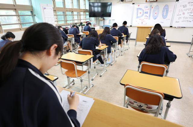 지난 4일 부산 수영구 덕문여자고등학교 3학년 교실에서 수험생들이 자율학습을 하고 있다. 기사 내용상 학교와는 관계없음. 연합뉴스