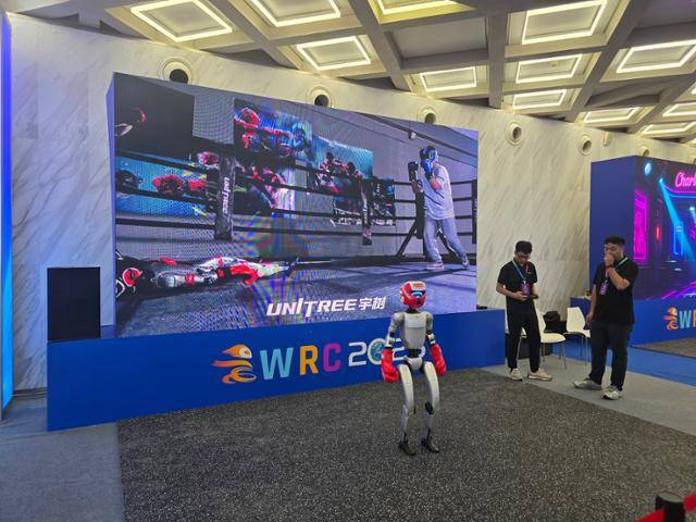 중국 로봇업체 유니트리의 휴머노이드 로봇이 8일 중국 베이징 이좡경제기술개발구에서 개막한 '2025 세계 로봇 콘퍼런스'에서 격투기 장비를 착용한 채 서 있다. 베이징=이혜미 특파원