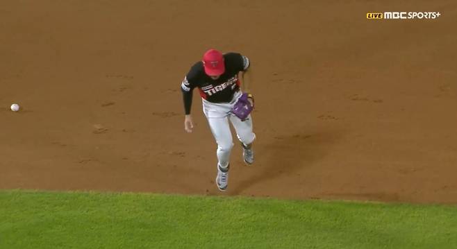 7일 부산 롯데 자이언츠전 수비 과정에서 햄스트링 통증을 느낀 김도영의 모습. MBC스포츠플러스, 티빙 캡처