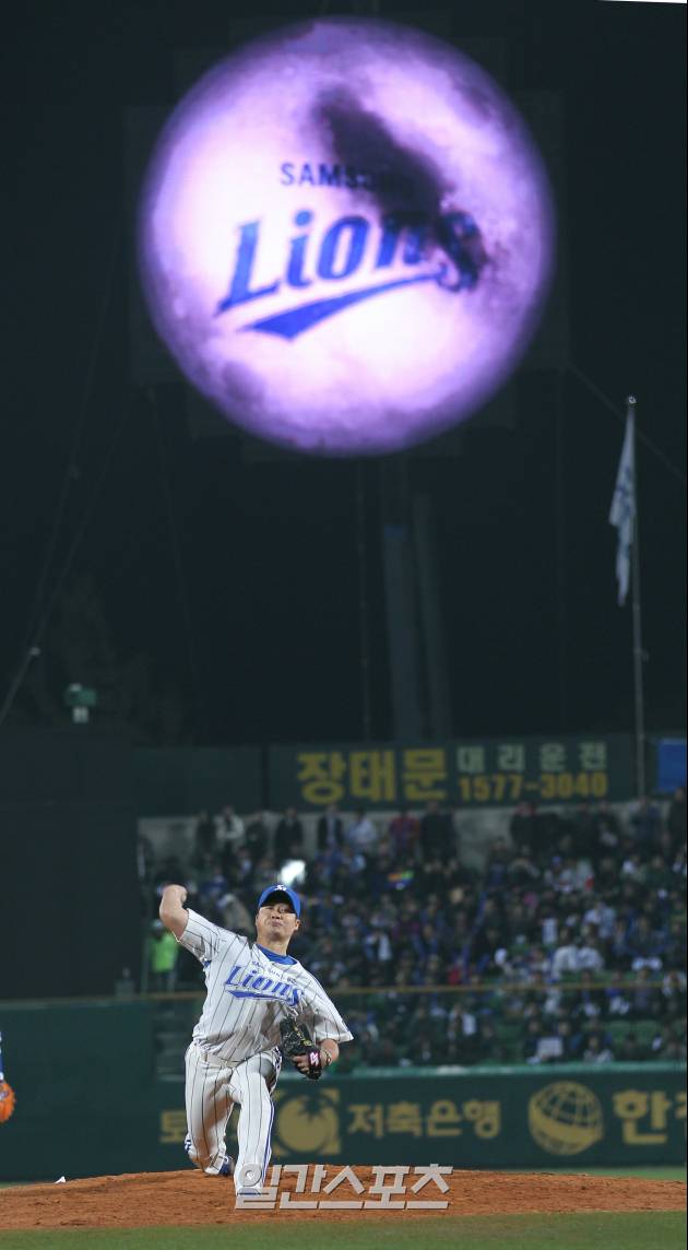 26일 오후 대구에서 프로야구 한국시리즈 삼성-SK 2차전이 열렸다. 삼성 마무리 오승환이 역투하고 있다. 2011.10.26 대구=정시종 기자