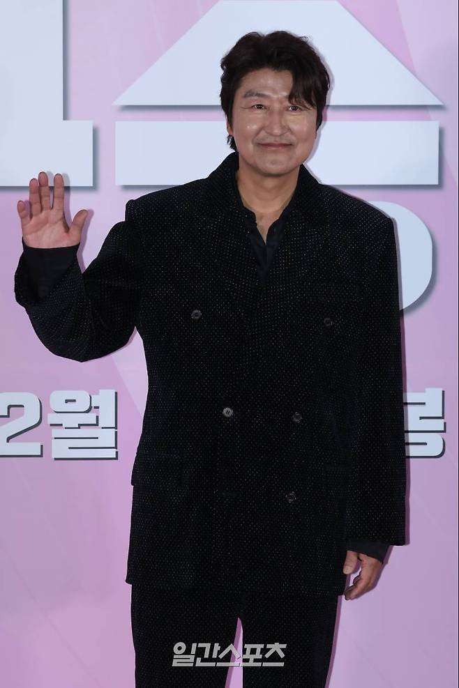 배우 송강호가 28일 오후 서울 용산구 CGV용산아이파크몰에서 열린 영화 '1승' 언론배급시사회 및 기자간담회에서 포즈를 취하고 있다. 서병수 기자 qudtn@edaily.co.kr /2024.11.28/