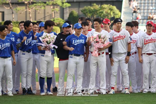 올 시즌을 끝으로 은퇴를 선언한 삼성 라이온즈 오승환이 7일 오후 인천 SSG랜더스필드에서 열리는 SSG랜더스와 삼성라이온즈의 경기 전에 은퇴 기념행사를 가졌다. 삼성과 SSG 양팀 선수들과 오승환이 마운드 앞에서 단체로 포즈를 취하고 있다. 인천=김민규 기자 /2025.08.07/