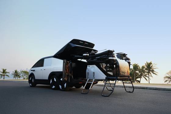 샤오펑에어로HT가 개발한 비행 자동차는 약 5.5m 길이의 대형 차량에 접이식 eVTOL를 트렁크에 넣어 싣고 다니는 방식이다. 사진 샤오펑에어로HT