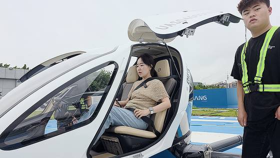 지난 6일 중국 광둥성 광저우에서 무인 전기수직이착륙기(eVTOL) EH-216을 시승했다. 사진 이항