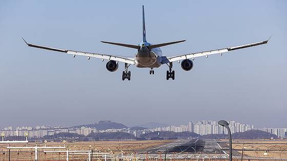 서울 김포국제공항에서 여객기가 활주로 남단 지면 끝에 설치된 방위각 시설(로컬라이저)을 지나쳐 착륙하고 있다. 연합뉴스