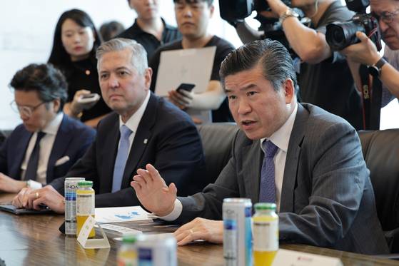 제임스 김 주한미국상공회의소(암참) 회장이 8일 오후 서울 여의도 암참에서 열린 여한구 산업통상자원부 통상교섭본부장과의 간담회에서 발언하고 있다. 뉴스1