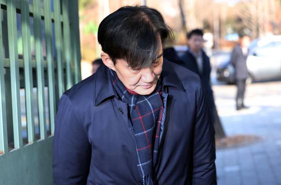 자녀 입시 비리와 청와대 감찰 무마 등 혐의로 기소돼 징역 2년 형이 확정된 조국 전 조국혁신당 대표가 지난해 12월 서울구치소에서 수감되기 전 지지자들에게 인사하고 있다. 뉴시스