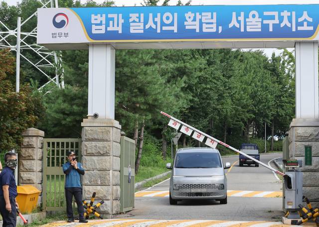 ▲ 김건희 여사 관련 의혹을 수사하는 민중기 특별검사팀이 7일 윤석열 전 대통령의 체포에 실패한 뒤 경기도 의왕시 서울구치소를 나서고 있다. 2025.8.7 연합뉴스