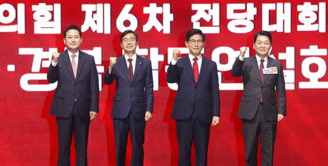 ▲ 국민의힘 당대표 선거에 출마한 장동혁·조경태·김문수·안철수(왼쪽부터) 후보가 8일 대구 북구 엑스코에서 열린 국민의힘 제6차 전당대회 대구·경북 합동연설회에서 단체 사진 촬영을 하고 있다. 2025.8.8 연합뉴스