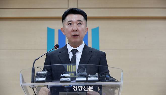 이희동 서울남부지검 1차장검사가 지난해 8월5일 서울 양천구 남부지검에서 대학생 연합동아리를 이용한 대학가 마약 유통조직 사건 관련 브리핑을 하고 있다. 권도현 기자
