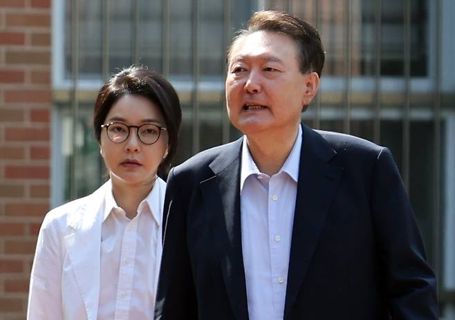 Former President Yoon Suk Yeol, right, and first lady Kim Keon Hee walk to the No. 3 polling station at Seoul Wonmyeong Elementary School in Seocho District, southern Seoul, on presidential election day on June 3. [NEWS1]