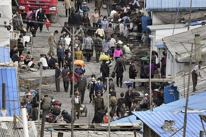 North Koreans walk around a marketplace in Hyesan, Yanggang Province, in September 2020. The photo was taken from a region of China that borders North Korea. [YONHAP]