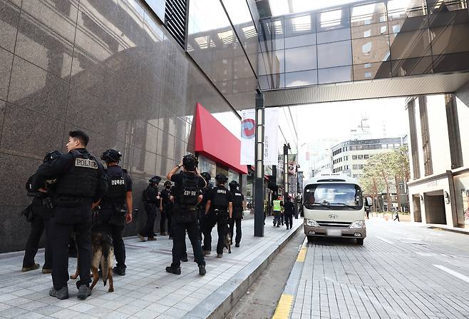 Police special forces move after completing a bomb sweep at the Shinsegae Department Store in central Seoul on Aug. 5, following an online threat posted on a web forum claiming that explosives had been planted inside the building. [NEWS1]