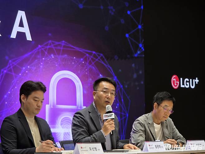 홍관희 LG유플러스 정보보안센터장(CISO·CPO, 전무)이 지난 7월 29일 용산사옥에서 보안 전략 간담회를 열고 기자의 질문에 답변하고 있다. 정우진 기자
