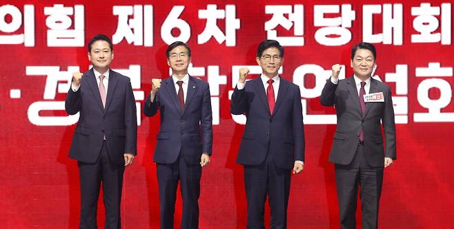 국민의힘 당대표 선거에 출마한 장동혁·조경태·김문수·안철수(왼쪽부터) 후보가 8일 대구에서 열린 국민의힘 제6차 전당대회 합동연설회에서 기념 사진을 촬영하고 있다. 연합뉴스