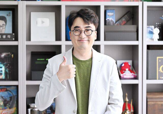 지난 1일 경기도 성남의 한 스튜디오에서 만난 유튜브 채널 ‘김성회의 G식백과’ 운영자인 김성회씨. 김씨는 “하고 싶은 게임을 할 수 없게 될까봐 게임 이용자의 권익 문제에도 관심을 갖게 됐다”고 말했다. 성남=김지훈 기자