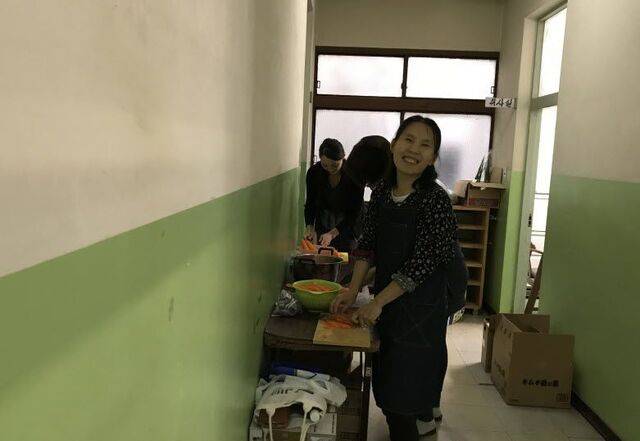 고정희 선교사가 2018년 일본 오사카 조선학교에서 배식 봉사를 하고 있다. 고 선교사 제공