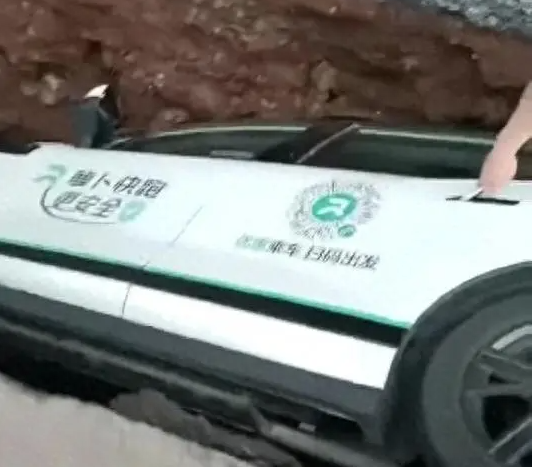 중국 충칭에서 6일 추락사고를 낸 무인자율운행 로보택시 뤄보콰이파오의 옆면에 '뤄보콰이파오가 더 안전하다'는 문구가 인쇄돼 있다. 웨이보