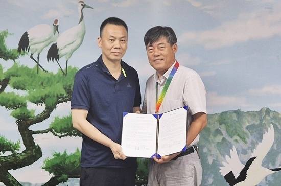 안동시당구연맹과 몬스터큐가 당구 발전과 안동대회 성공적인 개최를 위해 업무협약을 맺었다. 지난 4일 안동실내체육관에서 MOU체결후 기념촬영하는 몬서터큐 신경섭 대표(왼쪽)와 안동시당구연맹 이창규 회장. (사진=안동시당구연맹)