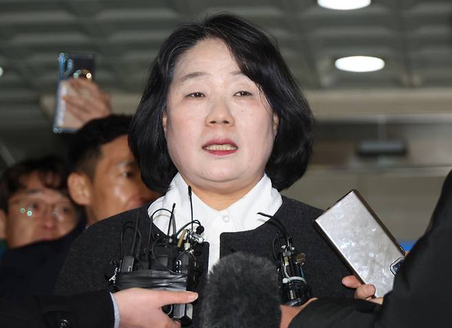 윤미향 의원이 2023년 서부지법에서 ‘정의연 후원금 횡령’ 사건 1심 선고 공판을 마친 후 기자들의 질문에 답하고 있는 모습.<연합뉴스>