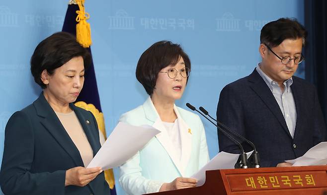 지난 2020년 더불어민주당 의원들이 서울 여의도 국회 소통관에서 정의연과 윤미향 당선인을 둘러싼 논란에 대해 ‘친일, 반인권, 반평화 세력이 역사의 진실을 바로 세우려는 운동을 폄하하려는 부당한 공세에 불과하다’는 입장을 담은 ‘역사의 진실을 밝히는 길에 함께 하겠습니다’ 성명서를 발표하고 있다. 왼쪽부터 남인순, 김상희, 홍익표 의원.  <연합뉴스>