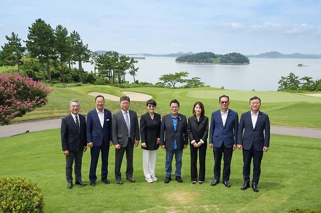 8일 열린 BMW 레이디스 챔피언십 2025 개최지 확정 협약식에서 대회 및 지자체 관계자들이 대회장을 배경으로 기념 촬영을 진행하고 있다. 왼쪽부터 파인비치 허명호 대표, 해남군 명현관 군수, BMW 코리아 고흥범 본부장, BMW 코리아 주양예 본부장, 더불어민주당 박지원 국회의원, LPGA 아시아 서윤정 이사, 보성그룹 고형권 부회장, 전라남도 명창환 행정부지사. BMW 코리아