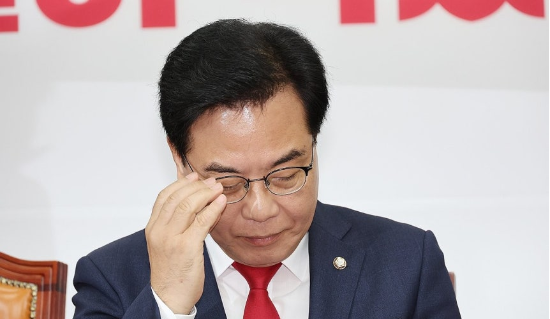 송언석 국민의힘 비상대책위원장 겸 원내대표가 7일 국회에서 열린 비상대책위원회의에 참석해 안경을 고쳐쓰고 있다. (사진=연합뉴스)