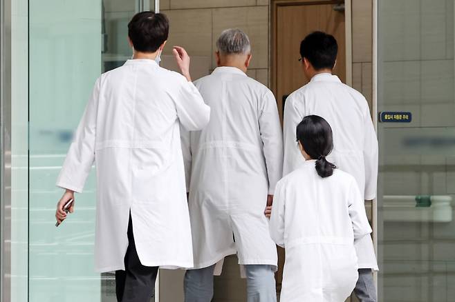 지난 7월14일 서울의 한 대학병원에서 의료진이 오가고 있다. /사진=뉴스1
